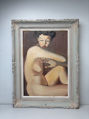 une peinture à l'huile représentant une femme nue assise dans une pièce blanche