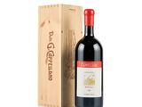 la bouteille de vin rouge se trouve à côté d'une caisse en bois