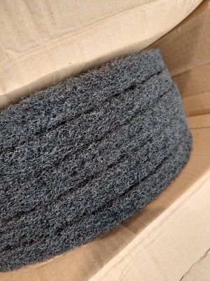 un sac en tricot gris posé sur une boîte en carton