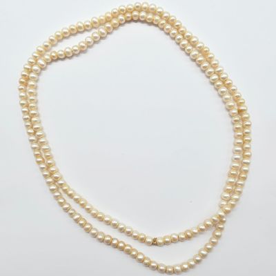 un collier de perles à double rang avec un fermoir en or