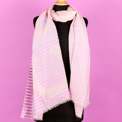 une écharpe rayée rose et blanche sur un mannequin, un mannequin, un mannequin, un mannequin, un mannequin, un mannequin, un mannequin, un mannequin