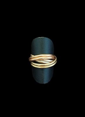 un gros plan d'une bague posée sur une surface noire, avec un fond noir