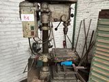 une machine posée devant un mur de briques