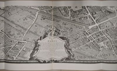 une vieille carte de la ville de Paris dans un livre