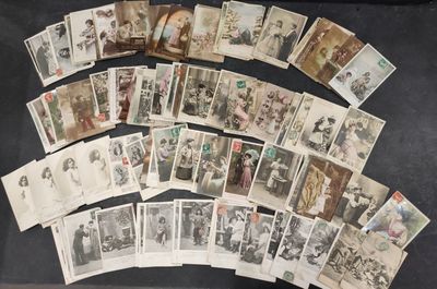 beaucoup de vieilles photos de personnes sur la table