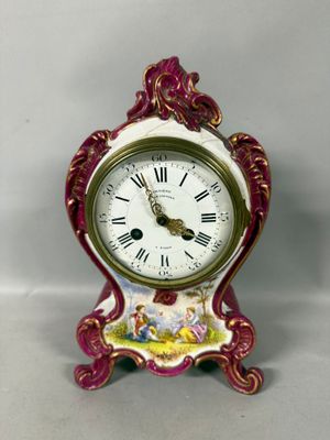 une petite horloge posée sur une table