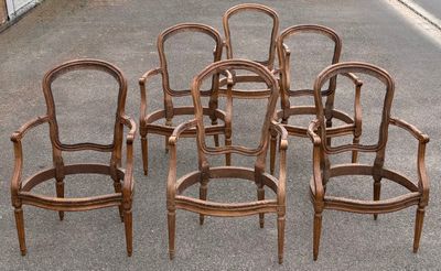 six chaises disposées en cercle sur le trottoir