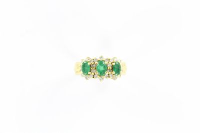 bague à trois pierres en émeraude et diamant