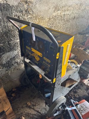 une petite machine qui se trouve dans le coin d'une pièce