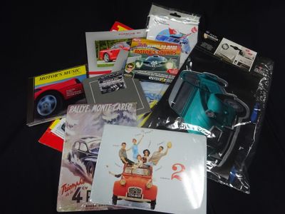 une pile de CD posée sur une table