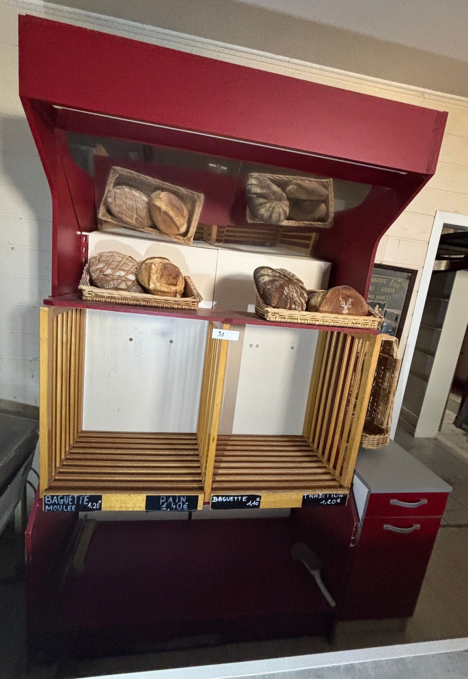 Meuble panetière stratifié rouge et bois Longueur : environ 1,35 m Avec éclairage + placard stratifié rouge et gris S...