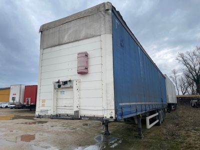 un camion garé devant un bâtiment