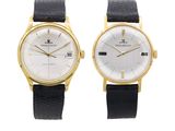 deux montres en or avec des bracelets en cuir noir et des cadrans blancs