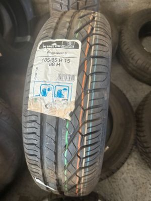 un gros plan sur un pneu posé sur un tas de pneus