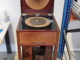 un vieux tourne-disque posé sur une table en bois