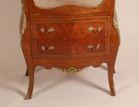 Vitrine ouvrant par une porte, de forme galbée toutes faces,… (photo 3)