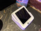 une bouteille d'eau posée sur une table à côté d'un téléphone portable