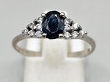 une bague en or blanc sertie d'un saphir bleu et de diamants
