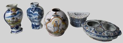 quatre vases posés les uns à côté des autres sur une table