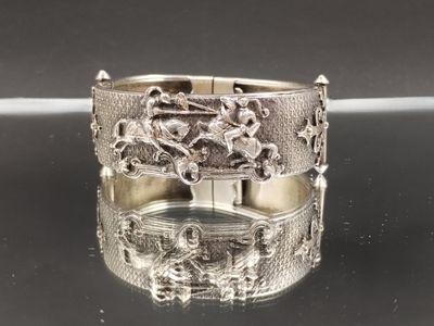 bracelet en argent orné d'un motif représentant un dragon et des fleurs