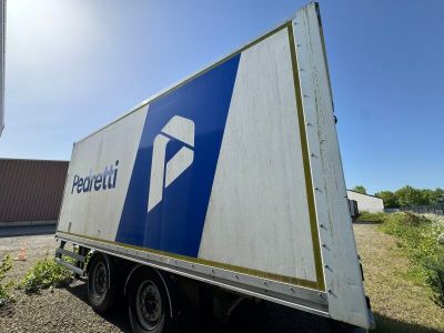 un camion garé sur le côté de la route