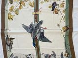 une photo d'une écharpe ornée d'oiseaux