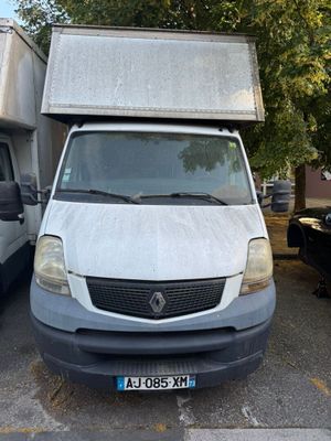 une camionnette blanche garée dans un parking