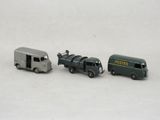 trois camions jouets assis l'un à côté de l'autre