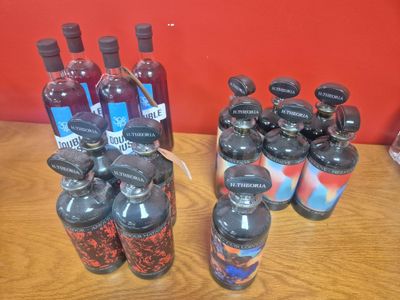 de nombreuses bouteilles d'alcool posées les unes à côté des autres sur une table