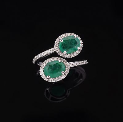 une paire de bagues en émeraude et diamant