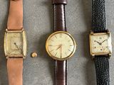 Trois types de montres différents sont alignés sur une table