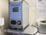 une photo d'un micro-ondes posé sur une étagère dans une cuisine