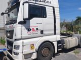 un camion garé devant un bâtiment