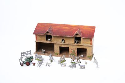 une ferme miniature avec un tracteur et des animaux de la ferme devant