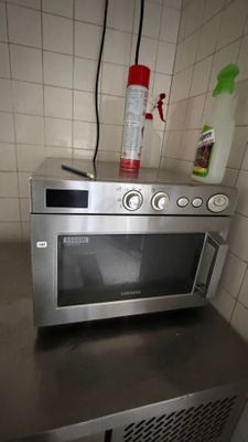 un micro-ondes posé sur un comptoir dans une cuisine