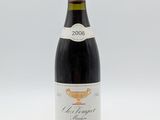 une bouteille de vin posée sur une table