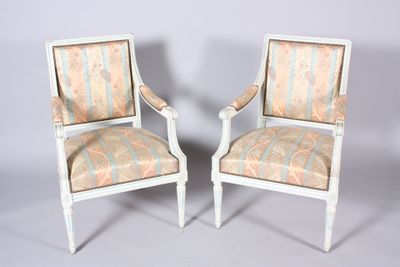 deux chaises blanches avec un revêtement rembourré, rembourré, rembourré, rembourré, rembourré, rembourré, rembourré, rembourré
