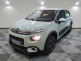 la citrole est garée sur un sol en damier dans le garage