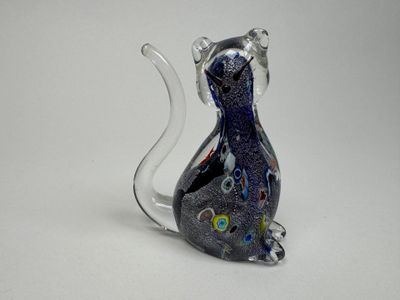 figurine de chat en verre bleu avec une queue multicolore