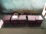 quatre boîtes contenant du matériel électronique posées sur une table