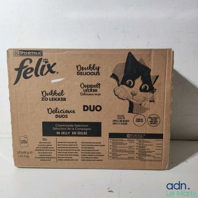 la boîte est vide et prête à être ouverte sur la table
