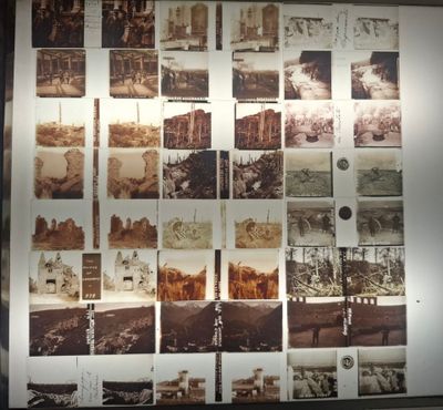 une exposition de photographies anciennes présentée dans un musée