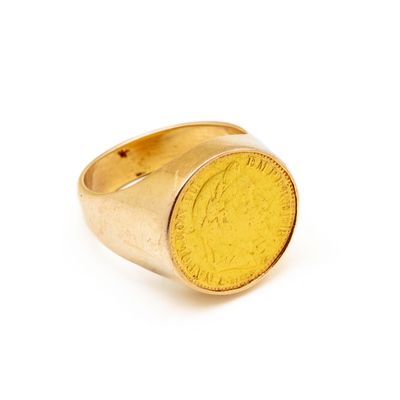 l'image d'un anneau d'or avec une pièce de monnaie au milieu