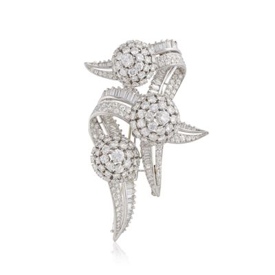 une broche en or blanc et diamants