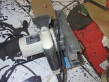 Quelqu'un utilise une ponceuse pour poncer une feuille de papier.
