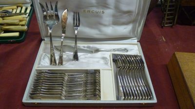 un coffret contenant de l'argenterie sur une table