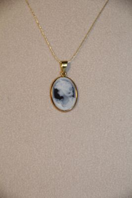 PENDENTIF camée verre multicouches figurant un profil de fem…
