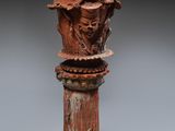 une image représentant un vase rouge surmonté d'un visage