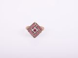 une bague sertie d'un diamant rose et d'un diamant blanc sur fond blanc