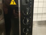 un homme qui se prend en photo dans le miroir d'un micro-ondes